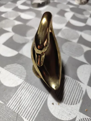 Cisne de latón decorativo