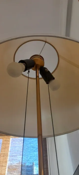 Lámpara de pie dorada vintage