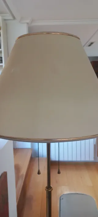 Lámpara de pie dorada vintage