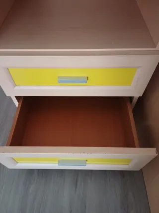 Habitación juvenil madera y amarillo