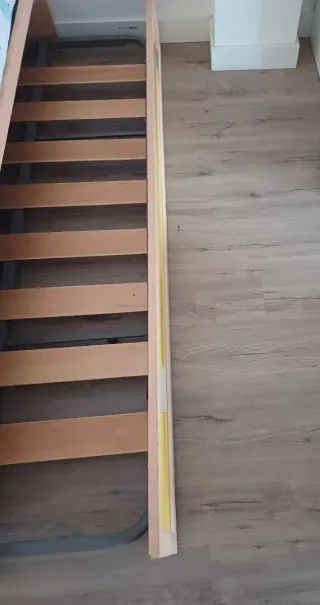 Habitación juvenil madera y amarillo