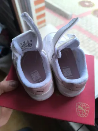 Playeros Puma niña blancos y plateados.