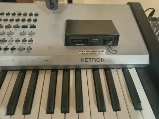 Ketron SD1 Plus con SDCart, y maleta trsnsporte