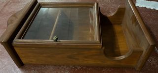 Vitrina de madera con puerta de cristal
