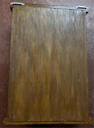 Vitrina de madera con puerta de cristal