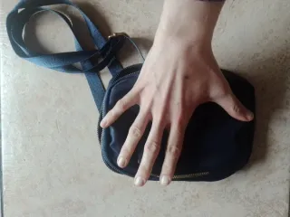 Bolso pequeño azul con asas. Precio negociable.