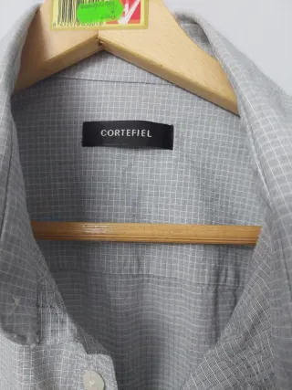 Camisa gris con pequeños cuadros blancos