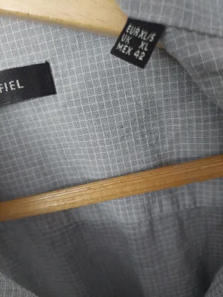 Camisa gris con pequeños cuadros blancos