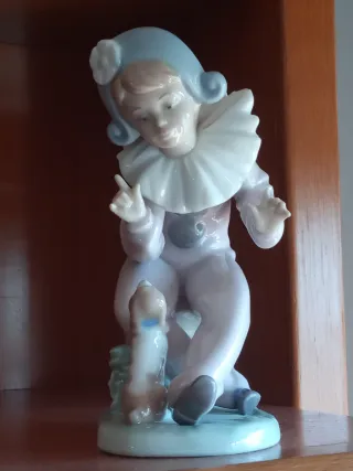 Figura de porcelana payaso y perro (en persona)