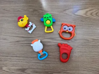 Pack 4 sonajeros y un mordedor para bebé