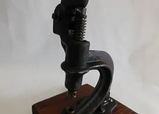 Remachadora de mesa antigua