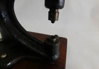 Remachadora de mesa antigua