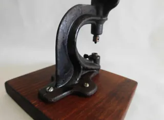 Remachadora de mesa antigua