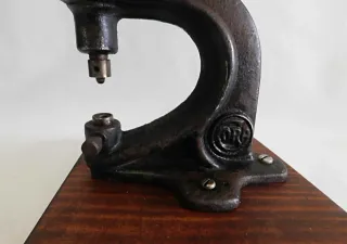Remachadora de mesa antigua