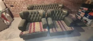 Sofá  y sillón de cuero verde y tela