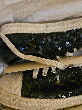 Zapatillas Anna Field Lentejuelas Negras y Beige