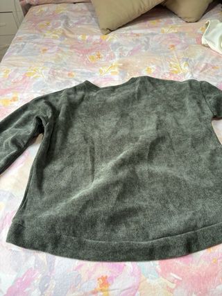 Jersey gris con estampado de estrellas doradas