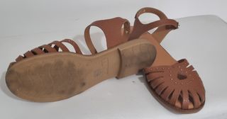 Sandalias planas piel tachas decorativas