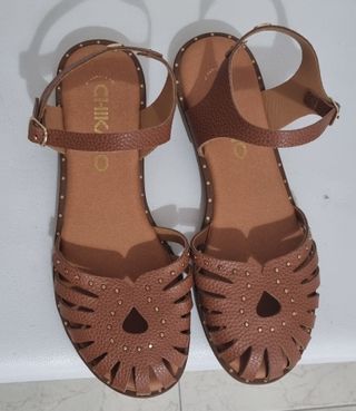 Sandalias planas piel tachas decorativas