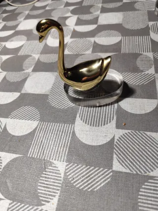Cisne de latón pequeño con peana