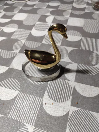 Cisne de latón pequeño con peana