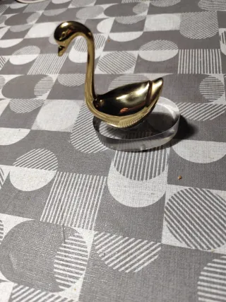 Cisne de latón pequeño con peana