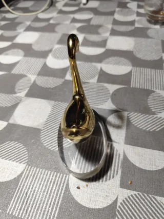 Cisne de latón pequeño con peana