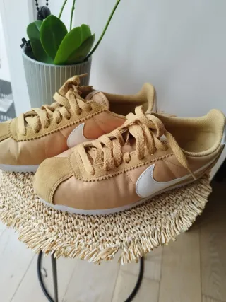 Zapatillas Nike Mostaza.T.38.5