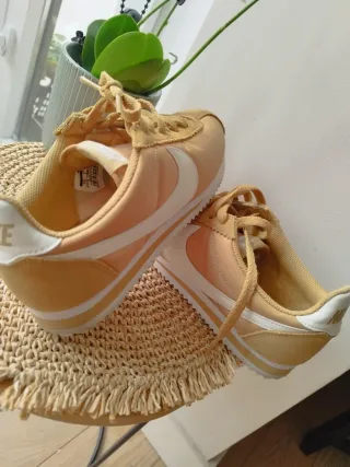 Zapatillas Nike Mostaza.T.38.5