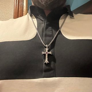 Collar Cruz de Acero Inoxidable con Piedra Roja