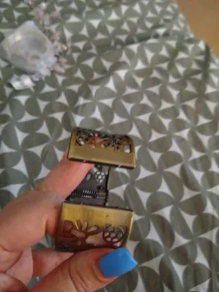 Pulsera dorada y negra con diseño calado