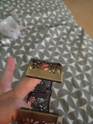 Pulsera dorada y negra con diseño calado