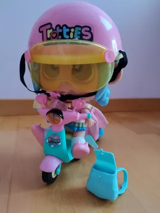 Muñeca Trotties con moto y mochila