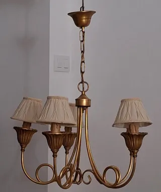 Lámpara de techo dorada con 5 tulipas