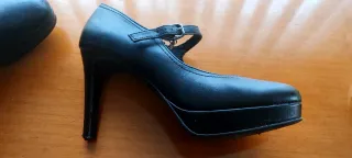 Zapatos de tacón negros con tira