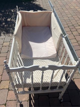 Cuna de madera blanca