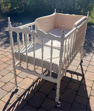 Cuna de madera blanca