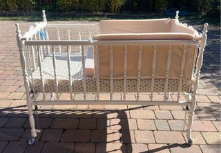 Cuna de madera blanca