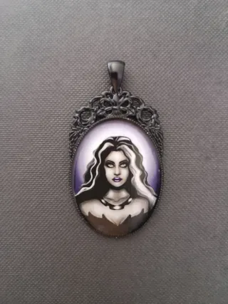 Collar o llavero mujer gótica