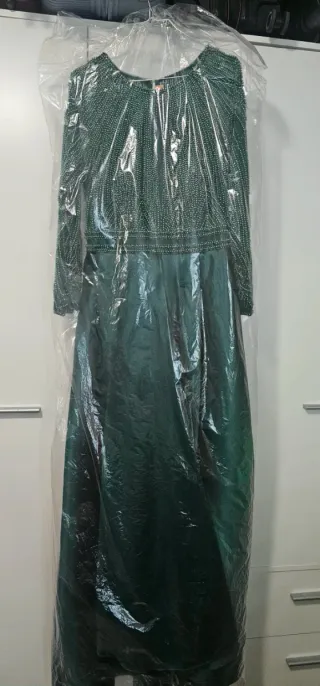 Vestido de fiesta verde con pedrería de boutique.