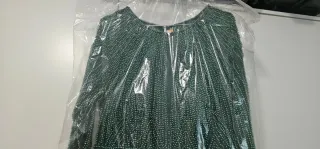 Vestido de fiesta verde con pedrería de boutique.