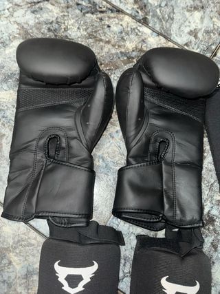 Guantes y espinilleras Muay Thai