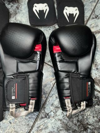 Guantes y espinilleras Muay Thai