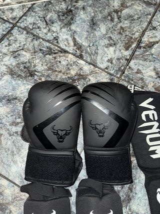 Guantes y espinilleras Muay Thai