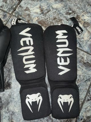 Guantes y espinilleras Muay Thai