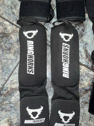 Guantes y espinilleras Muay Thai