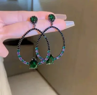 Pendientes largos con piedras verdes y moradas