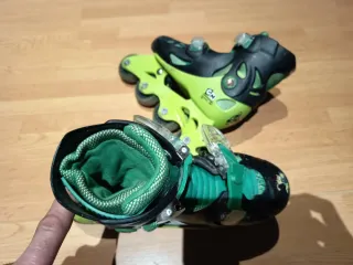 Patines en línea verdes y negros