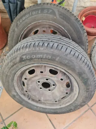 Neumáticos con llantas casi nuevos