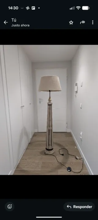 Lámpara de pie de madera y tela